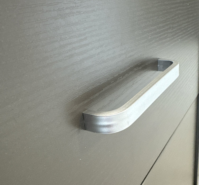 Comodino in Legno Melaminico con 2 Cassetti e Guide in Metallo, Maniglie in Alluminio Satinato